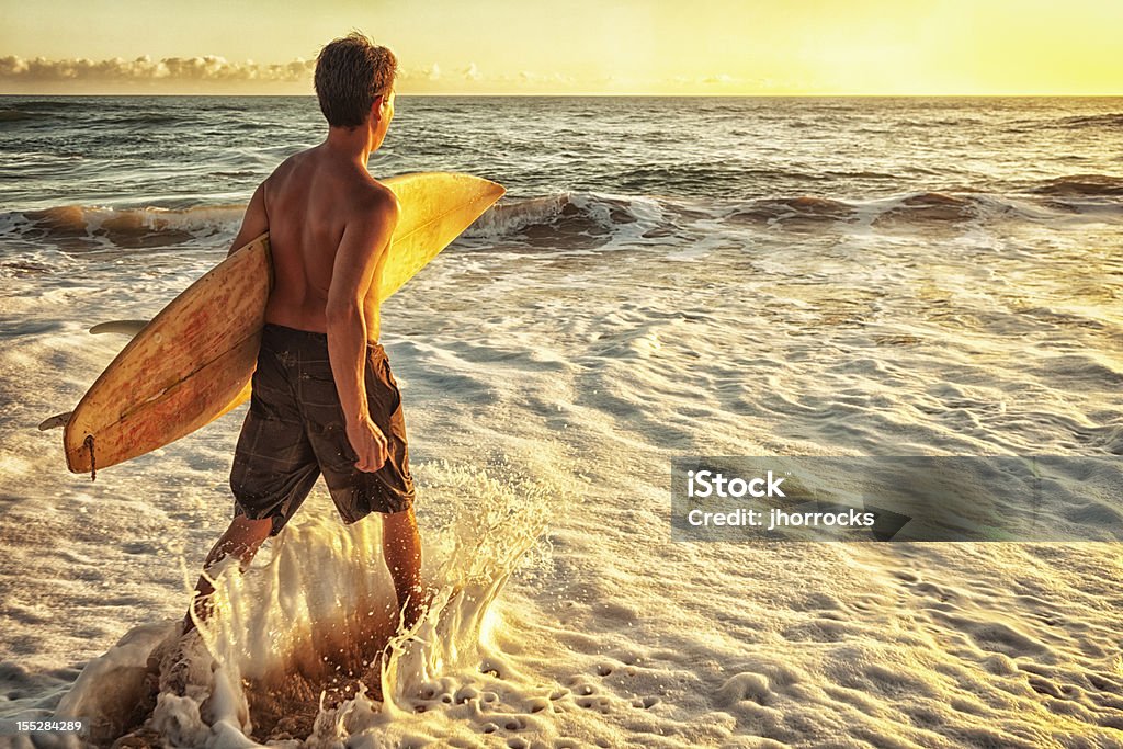 Surfista no pôr-do-sol - Foto de stock de Ilhas do Havaí royalty-free