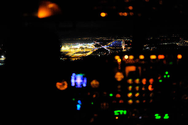 cockpit просмотреть боинг 737-300 на подход аэропорта франкфурта runway 25r - cockpit pilot night airplane стоковые фото и изображения