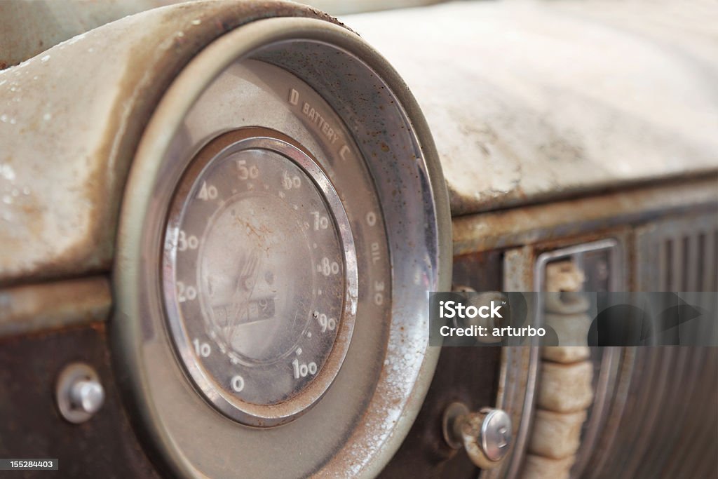 dusty carro antigo velocímetro em dash board - Foto de stock de Cabine de Piloto de Avião royalty-free