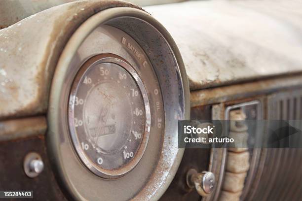 Пыльный Винтажный Автомобиль Спидометр В Тире Доска — стоковые фотографии и другие картинки Автомобиль