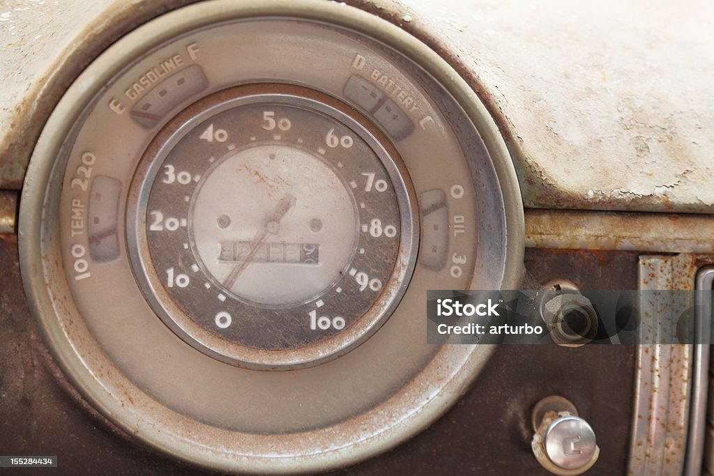 Velocímetro en salpicadero de polvo de un coche de época - Foto de stock de Anticuado libre de derechos