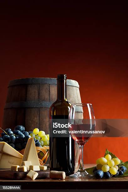 Roten Weinkomposition Stockfoto und mehr Bilder von Wein - Wein, Keller, Schmecken