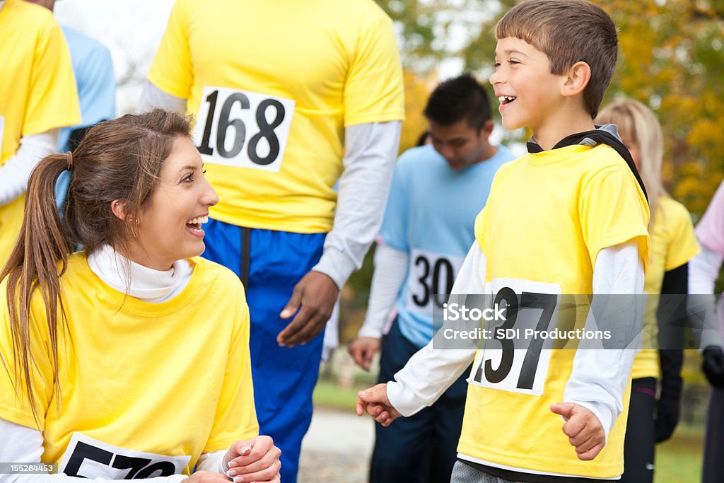 Course d'adolescents rire jeune garçon avec les - Photo de Action caritative et assistance libre de droits