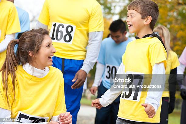 Photo libre de droit de Course Dadolescents Rire Jeune Garçon Avec Les banque d'images et plus d'images libres de droit de Action caritative et assistance - Action caritative et assistance, Adolescent, Agenouillé