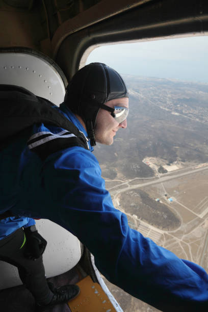 prêt à sauter - skydiving air aerial view vertical photos et images de collection