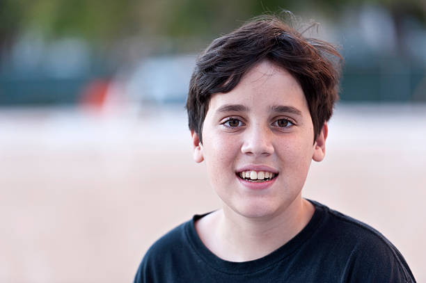 13 歳の少年 - 12 13 years ストックフォトと画像