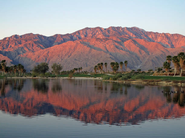 campo de golfe no amanhecer com o nascer do sol montanhas cheio - golf golf course sunrise morning imagens e fotografias de stock