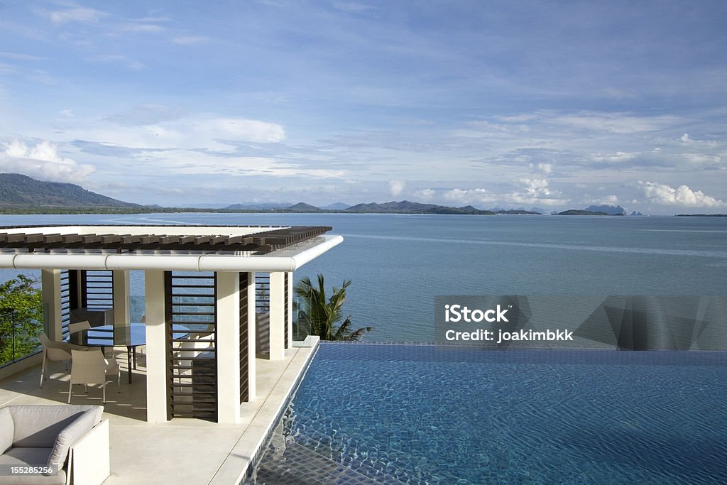 villa Tropical piscina de frente para o mar - Foto de stock de Mar royalty-free