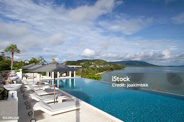 Foto de Villa Tropical Com Uma Fileira De Armschairs De Frente Para O Mar e mais fotos de stock de Casa