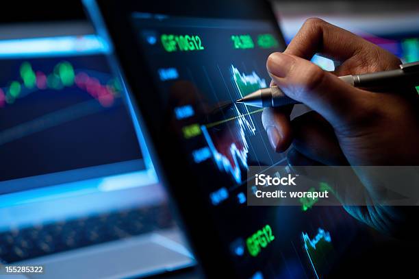 Foto de Analisar O Mercado e mais fotos de stock de Bolsa de valores e ações - Bolsa de valores e ações, Analisar, Finanças