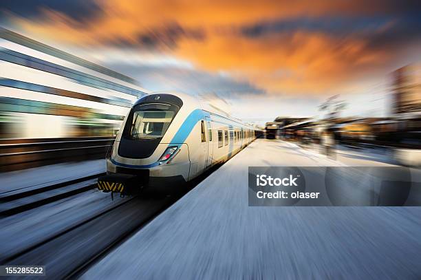 Pendlerzug Dramatischer Himmel Stockfoto und mehr Bilder von Eisenbahn - Eisenbahn, Geschwindigkeit, Transportmittel