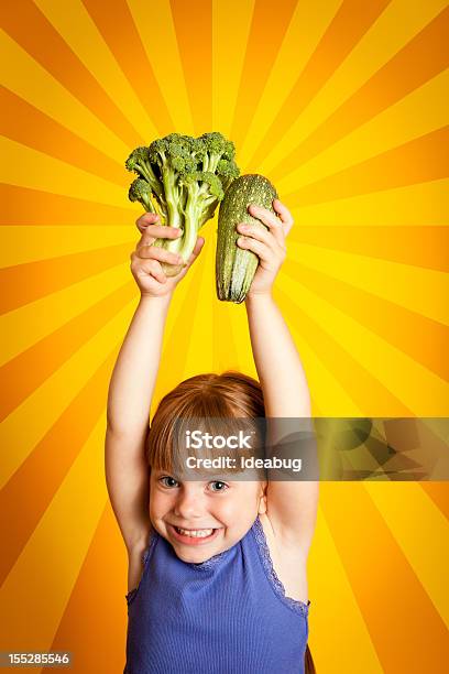 Foto de Jovem Feliz Segurando Brócolis Acima De Sua Cabeça e mais fotos de stock de Fundo laranja - Fundo laranja, Menina, Comida