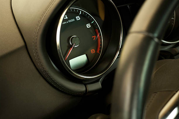 gara contagiri/primo piano - car steering wheel windshield speedometer foto e immagini stock
