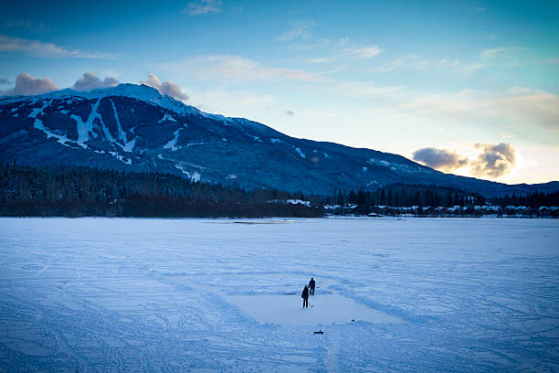 2 名様での夕暮れの湖スケーティングます。 - ice skating outdoors playful playing ストックフォトと画像