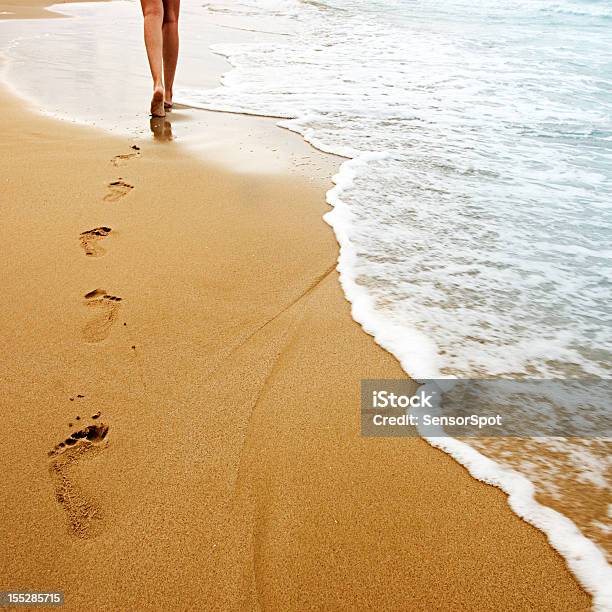 Caminatas En La Playa Foto de stock y más banco de imágenes de Arena - Arena, Pisada, Playa