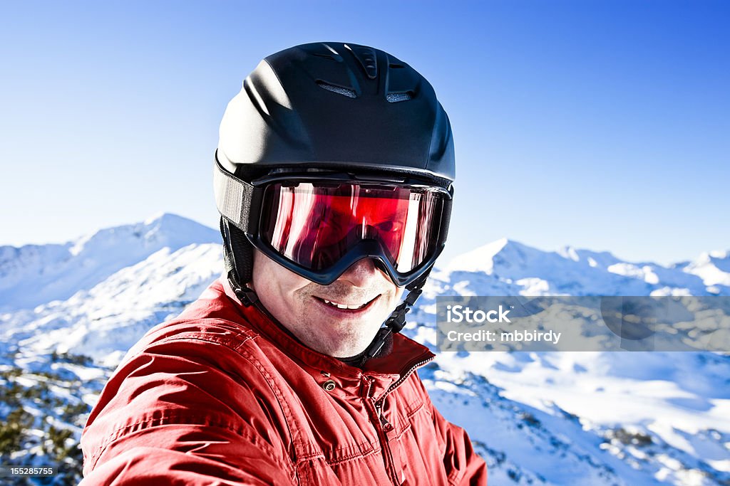 행복함 스키어 위에 스키리조트 - 로열티 프리 스키타기 스톡 사진