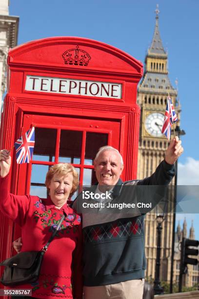 Пожилая Пара В Лондоне — стоковые фотографии и другие картинки Пожилой возраст - Пожилой возраст, Британский флаг, Вестминстер - Лондон