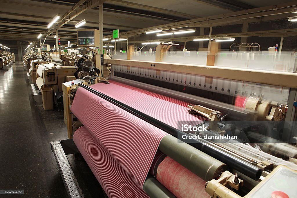 Producción textil es de tejido de algodón tejido gesta en chorro de aire - Foto de stock de Industria Textil libre de derechos