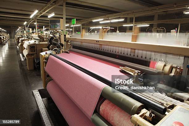 Producción Textil Es De Tejido De Algodón Tejido Gesta En Chorro De Aire Foto de stock y más banco de imágenes de Industria Textil