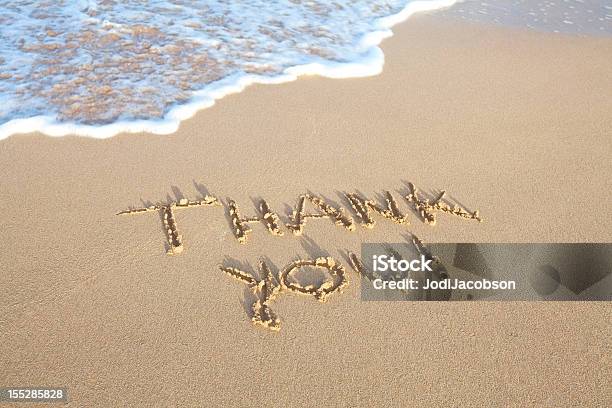 Foto de Obrigado Por Escrito Na Areia Na Praia e mais fotos de stock de Thank You - Thank You, Areia, Praia