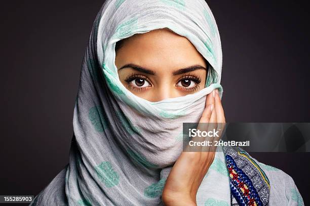 Linda Mulher Com Um Hijab - Fotografias de stock e mais imagens de Adulto - Adulto, Beleza, Cabeça Humana
