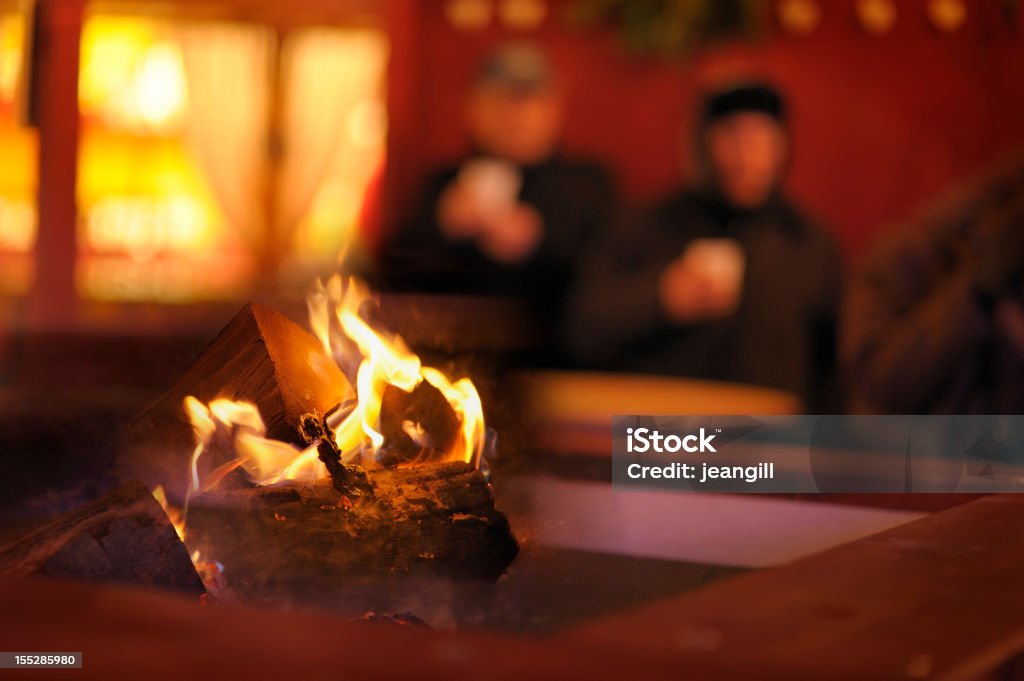 Sans-abri couple par le feu de bois en plein air - Photo de Noël libre de droits