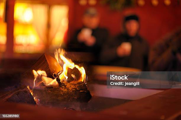 Desalojados Casal Pelo Fogo A Lenha Ao Ar Livre - Fotografias de stock e mais imagens de Natal - Natal, Atividades depois de esquiar, Sem Abrigo