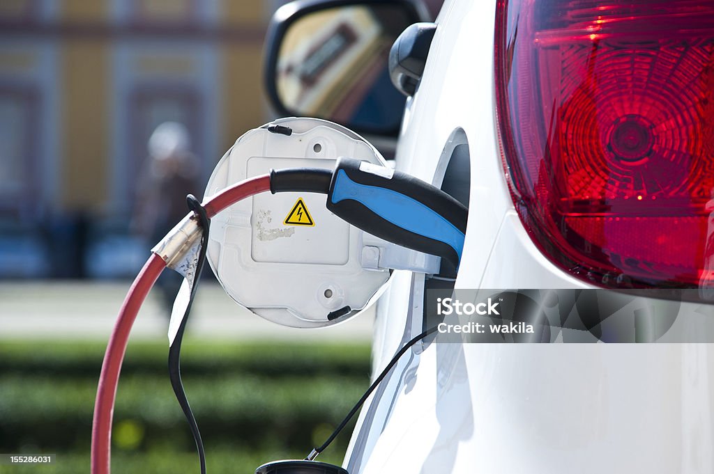 電気自動車の充電ホワイト - 電気自動車のロイヤリティフリーストックフォト