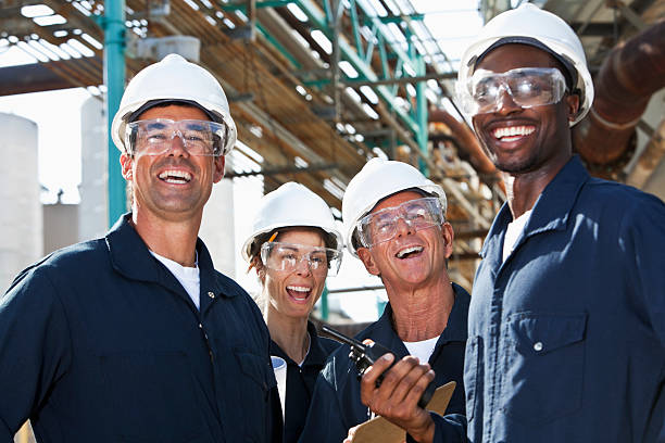 gruppo eterogeneo di lavoratori nello stabilimento di produzione - manufacturing occupation african descent refinery manual worker foto e immagini stock