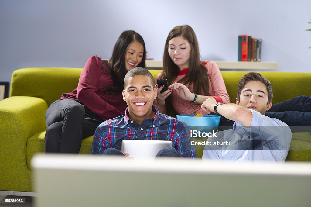 Des jeunes nuit - Photo de Regarder la télévision libre de droits