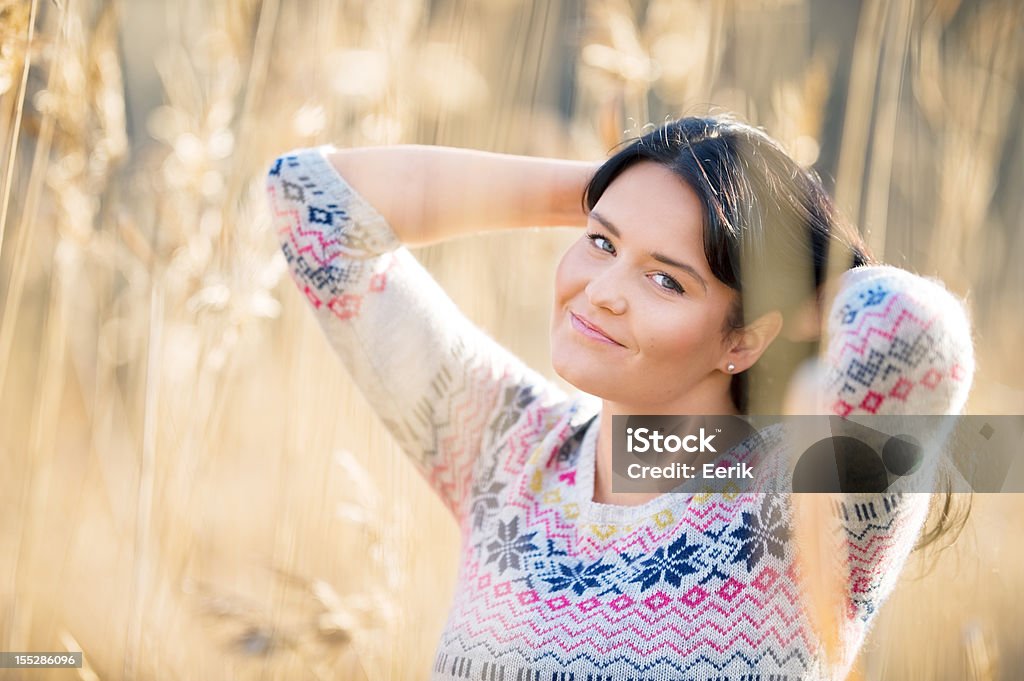 Красивые женщины, которые позируют на открытом воздухе - Стоковые фото 20-24 года роялти-фри