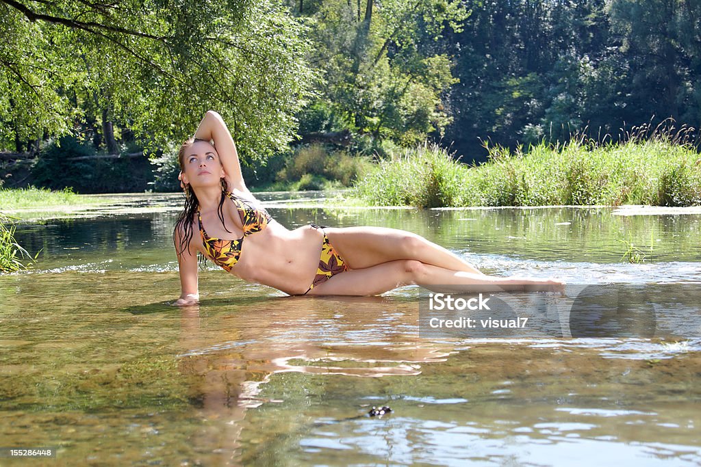 bikini mujer hermosa - Foto de stock de Acostado libre de derechos