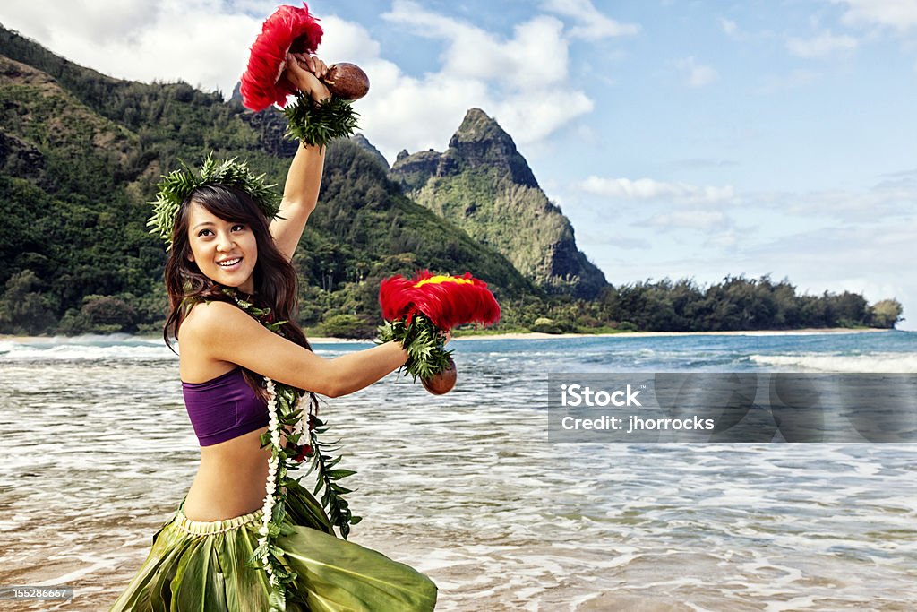 Hawaiian Danzatrice di Hula sulla spiaggia con rosso piuma di tendenza - Foto stock royalty-free di Big Island - Isola di Hawaii