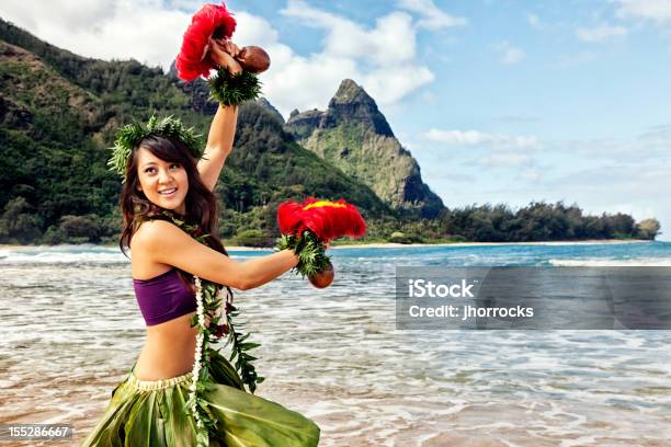 Hawaiian Danzatrice Di Hula Sulla Spiaggia Con Rosso Piuma Di Tendenza - Fotografie stock e altre immagini di Big Island - Isola di Hawaii