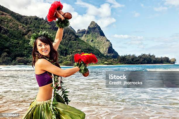 Dançarino De Hula Havaiano Na Praia Com Vermelho Pena Os Influenciadores - Fotografias de stock e mais imagens de Big Island - Ilhas do Havai