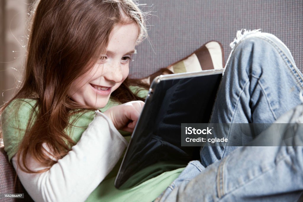 Dziecko czytanie Tablet - Zbiór zdjęć royalty-free (6-7 lat)