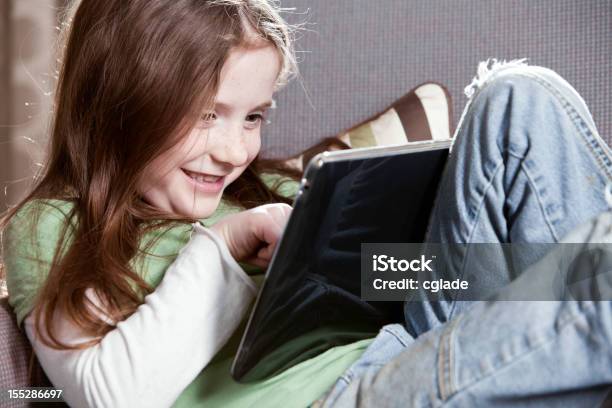 Dziecko Czytanie Tablet - zdjęcia stockowe i więcej obrazów 6-7 lat - 6-7 lat, Aplikacja mobilna, Brand Name Video Game