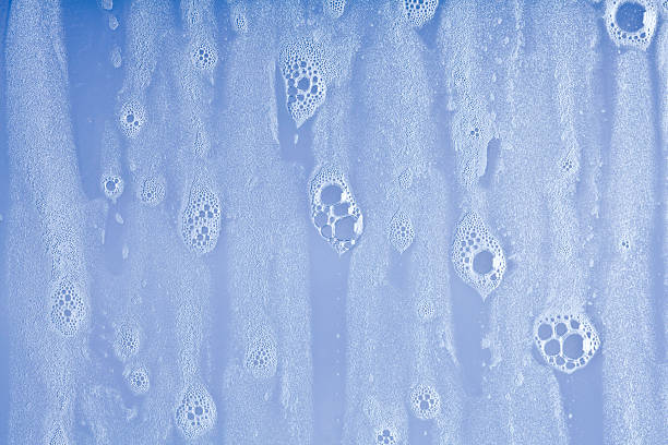 molhado janelas com bolhas de sabão no fundo - soap sud water bubble drop imagens e fotografias de stock