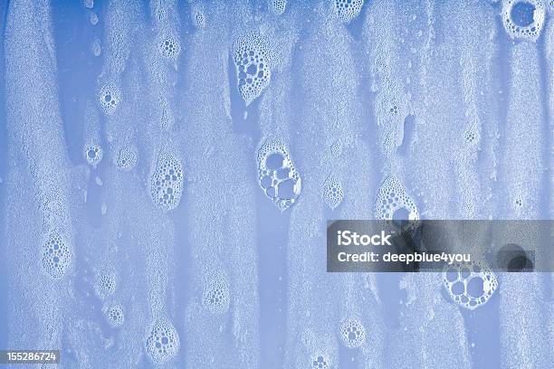 Foto de Wet Janelas Com Bolhas De Sabão Fundo e mais fotos de stock de Espuma - Espuma, Shampoo, Texturizado - Efeito Fotográfico