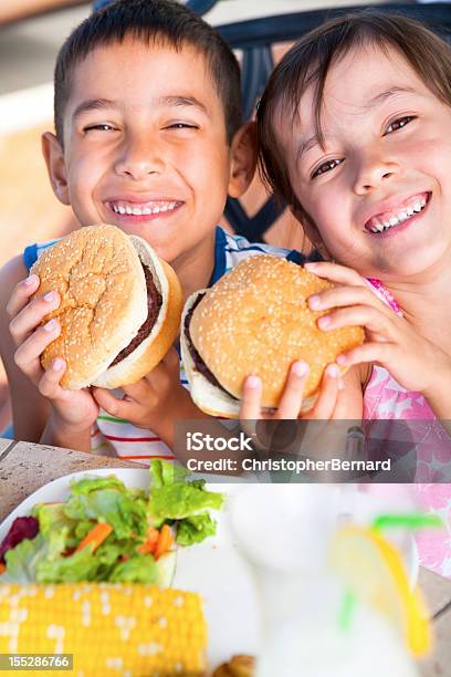 Irmãos A Desfrutar De Actividades Ao Ar Livre Bbq - Fotografias de stock e mais imagens de Comer - Comer, Ao Ar Livre, Criança