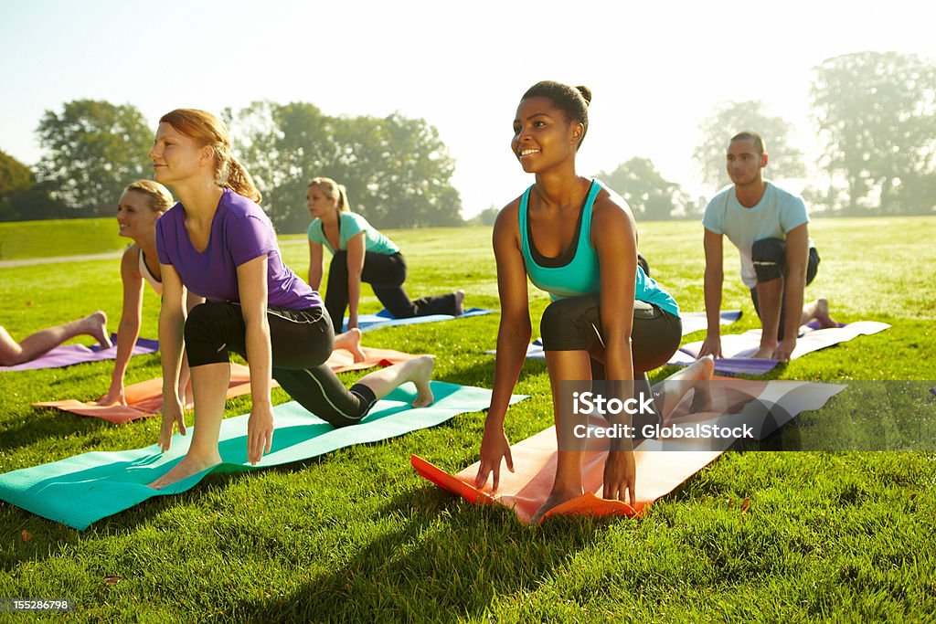 La stretta corpi-Yoga - Foto stock royalty-free di Yoga