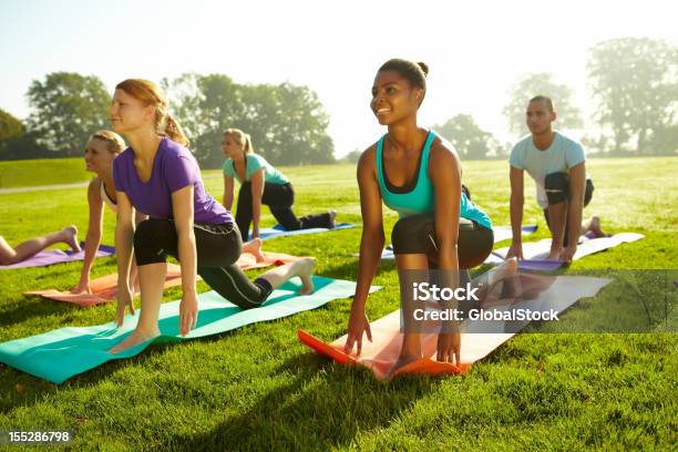 La Stretta Corpiyoga - Fotografie stock e altre immagini di Yoga - Yoga, Ambientazione esterna, Gruppo di persone