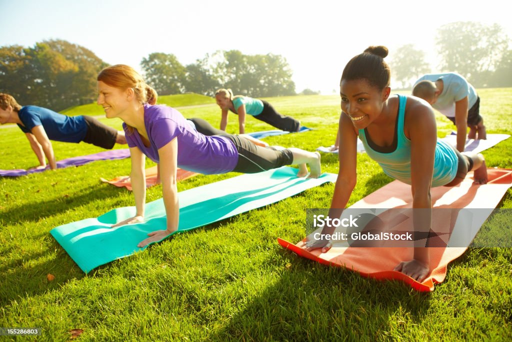 Ce collant de Yoga corps - Photo de Prise de vue en extérieur libre de droits