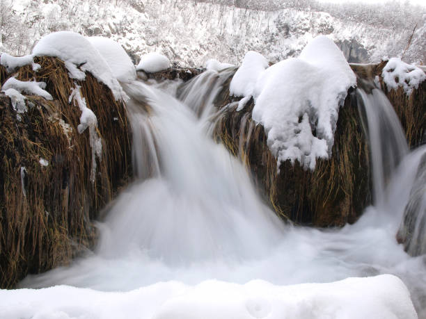 cachoeira de inverno - plitvice lakes national park croatia winter sparse - fotografias e filmes do acervo