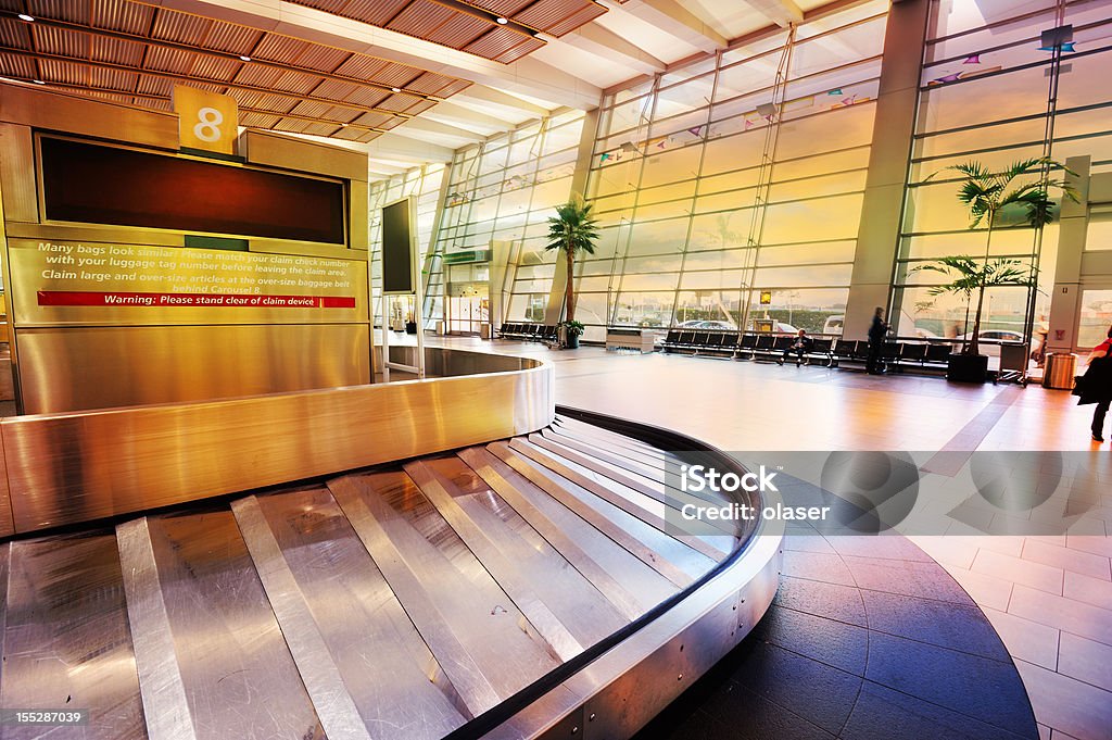 Conveyour ceinture à l'aéroport - Photo de Zone de réception des bagages libre de droits