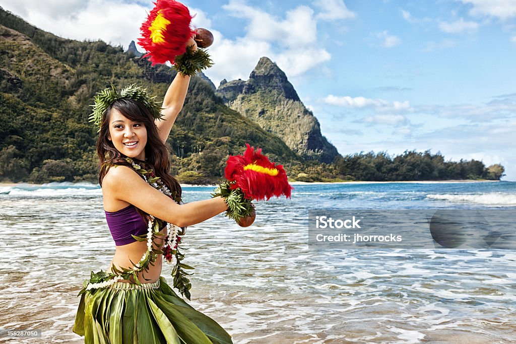 Hawaiian Danzatrice di Hula sulla spiaggia con rosso piuma di tendenza - Foto stock royalty-free di Big Island - Isola di Hawaii