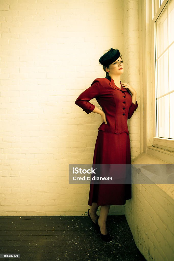 Mulher bonita em roupas vintage forties - Foto de stock de Mulheres royalty-free