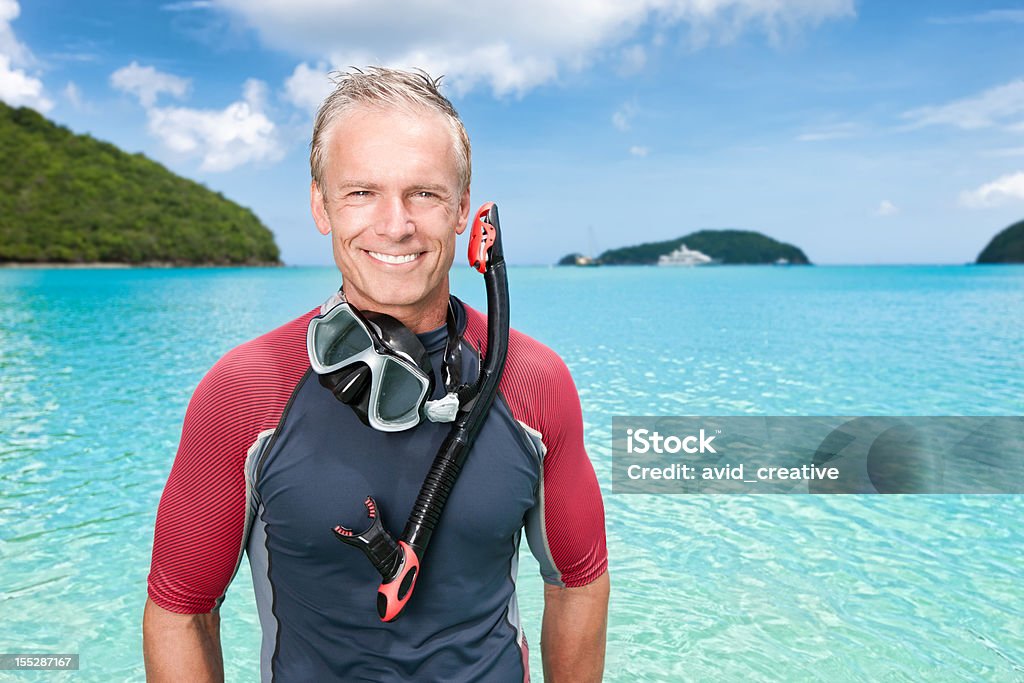 Férias tropicais: Aposentado homem de mergulho - Foto de stock de Homens royalty-free