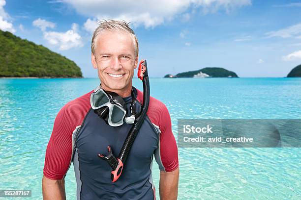 Foto de Férias Tropicais Aposentado Homem De Mergulho e mais fotos de stock de Homens - Homens, Só Homens, Tropical