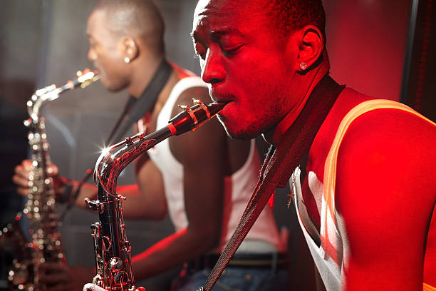 erfahrene saxophonist - saxophonist stock-fotos und bilder